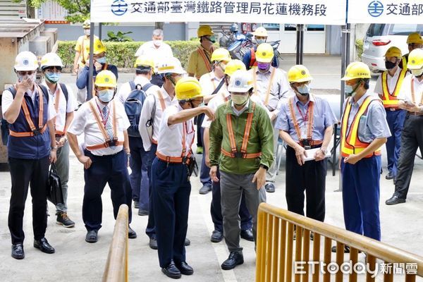 ▲▼交通部長王國材視察平交道等偵測系統。（圖／交通部）