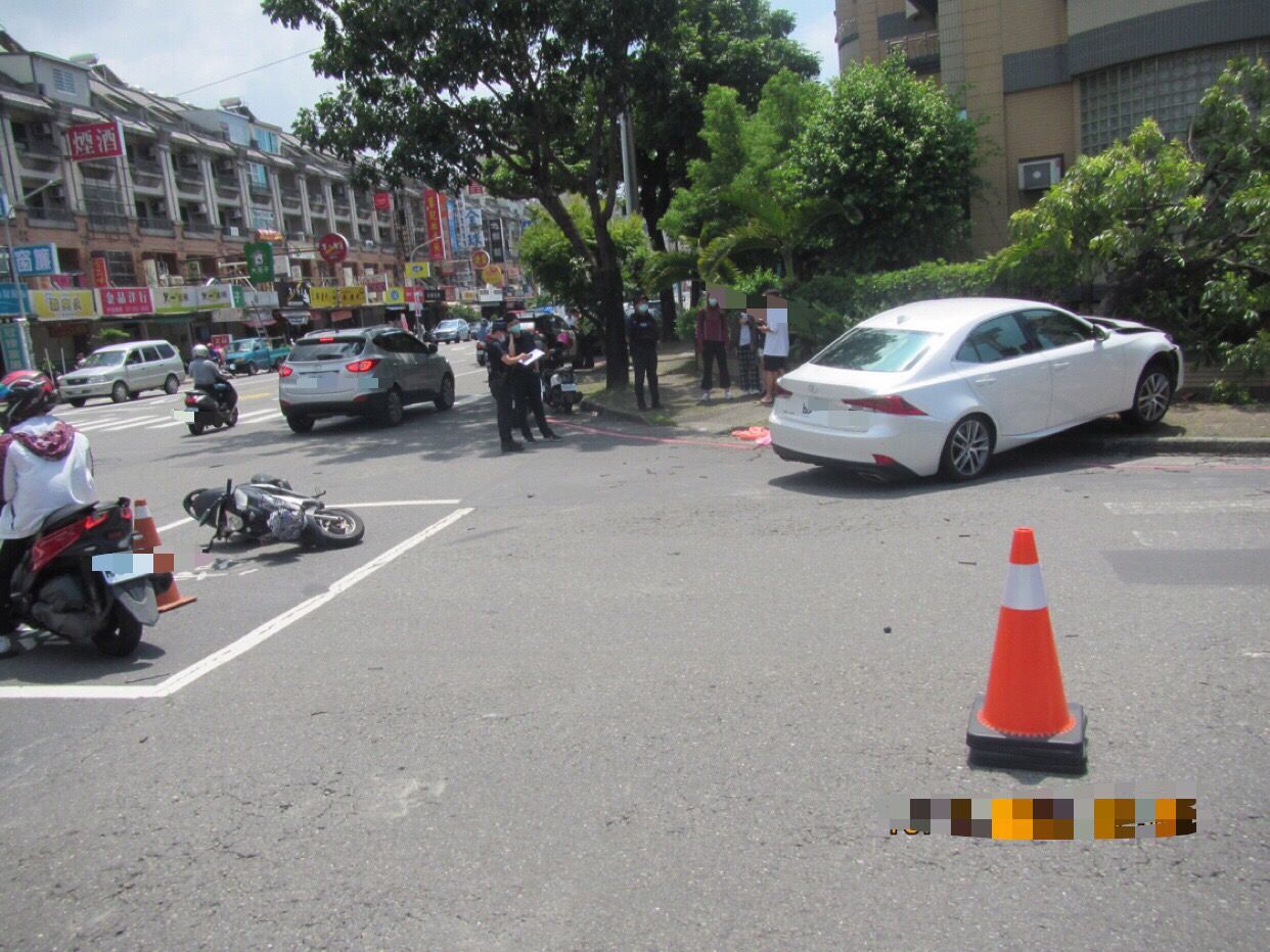 ▲▼汽車搶快左轉…對向車嚇到衝進待轉區。（圖／讀者提供）