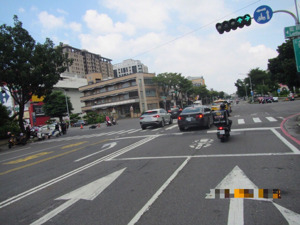 ▲▼汽車搶快左轉…對向車嚇到衝進待轉區。（圖／讀者提供）