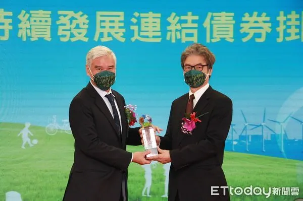 ▲全球高性能材料領導廠商奇美實業，14日發行台灣首檔可持續發展連結債券 (SLB)，金額為新台幣10億元、5年期，掛牌典禮於證券櫃檯買賣中心舉行。（圖／記者林悅翻攝，下同）