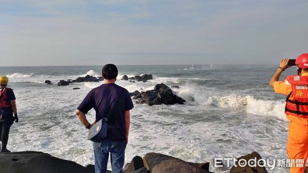 ▲石門麟山鼻海域驚傳落海　警消全力救援中。（圖／記者郭世賢翻攝）