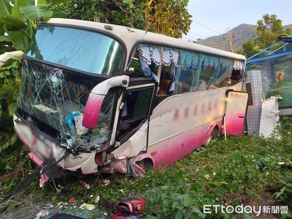 ▲▼台南遊覽車摔落邊坡，9人送醫搶救。（圖／記者林悅翻攝）