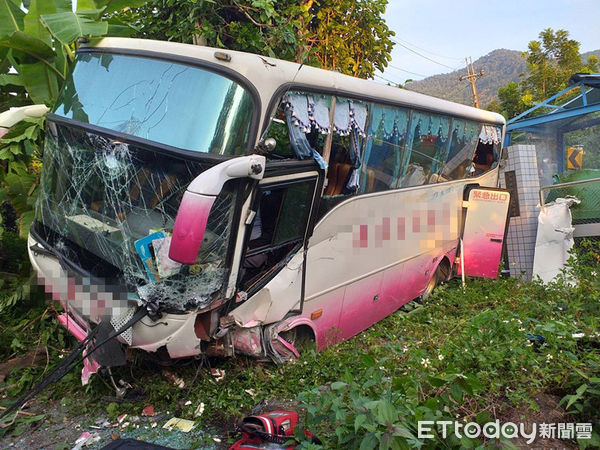 ▲台南市楠西區灣丘里香蕉山梅嶺路上188縣道，下午發生遊覽車衝撞邊坡，車上連同司機21人，其中司機及8名乘客共9人受傷送醫。（圖／記者林悅翻攝，下同）