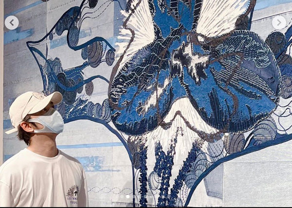 ▲▼陳柏霖收藏藝術家彭柏碩的畫作《藍花 Perennial》，如今在巴黎羅浮宮展出。（圖／無敵影業提供）