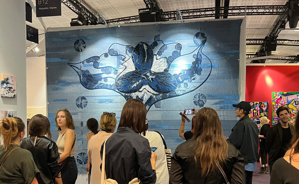▲▼陳柏霖收藏藝術家彭柏碩的畫作《藍花 Perennial》，如今在巴黎羅浮宮展出。（圖／無敵影業提供）