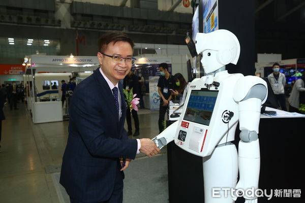▲2021年TAITRONICS參展商凌群電腦展示的智慧機器人，與貿協董事長黃志芳互動。（圖／貿協提供）