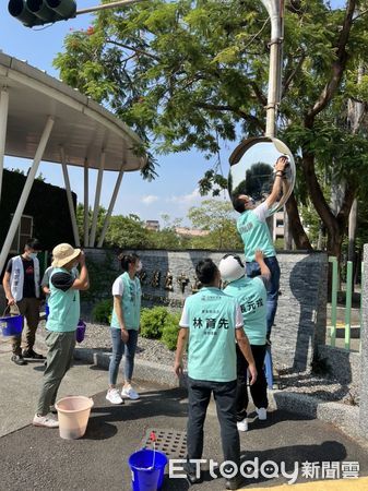 ▲台灣民眾黨與屏東太陽城青商會結合擦亮反光鏡           。（圖／民眾黨屏東縣黨部提供，下同）