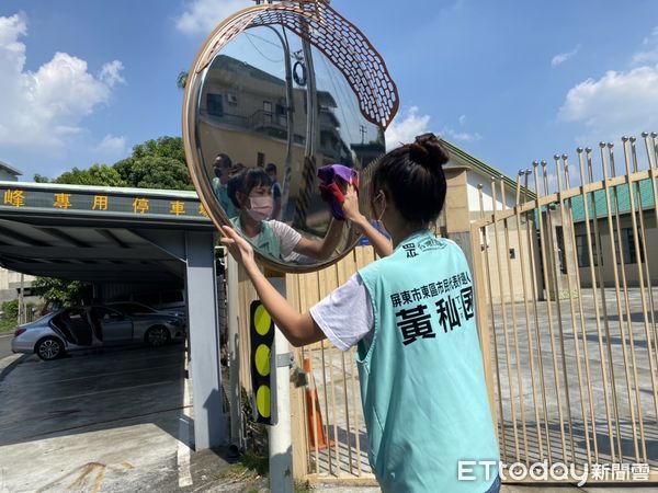 ▲台灣民眾黨與屏東太陽城青商會結合擦亮反光鏡           。（圖／民眾黨屏東縣黨部提供，下同）