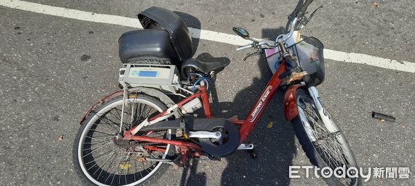 ▲自行車穿越馬路被撞噴　車毀人沒事！72歲阿嬤幸運輕傷。（圖／記者陳凱力翻攝）