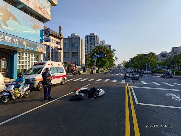 ▲▼畫面曝光！高雄警巡邏突遭機車追撞當場彈飛，車殼、坐墊散落一地。（圖／記者賴文萱翻攝）