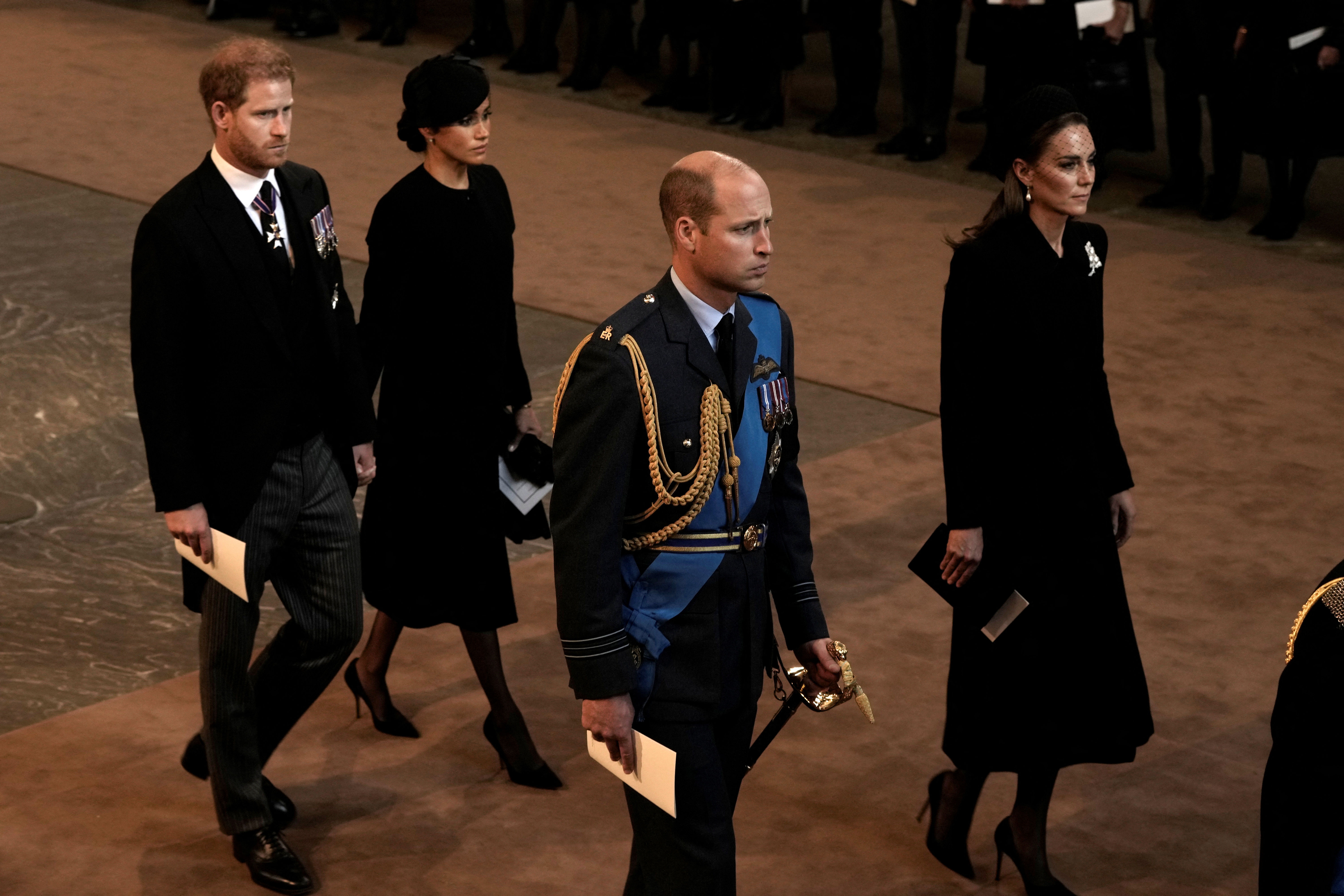 ▲▼ 英國已故女王伊莉莎白二世靈柩14日運抵西敏廳，王室多名成員一路陪伴。哈利與梅根離場時手牽著手。（圖／路透）
