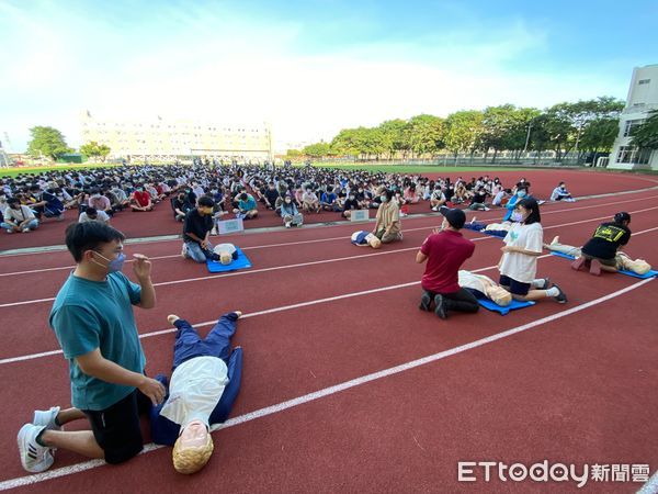 ▲台南市消防局為多所大學新鮮人舉辦消防職人體驗活動，讓學生在經驗豐富的消防員指導下體驗消防工作，並學習防火防災常識。（圖／記者林悅翻攝，下同）