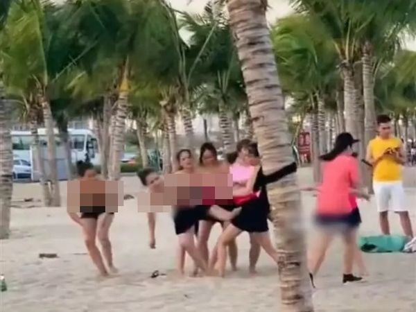 ▲▼越南有7名女遊客在海灘上全裸拔河，吸引了眾人的目光。（圖／翻攝自推特）