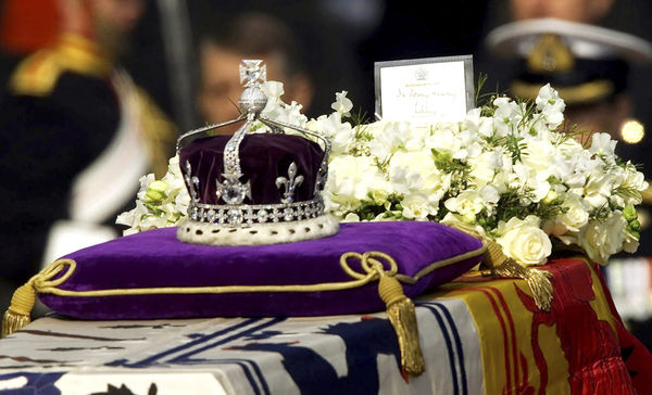 ▲▼ 伊莉莎白王太后2002年逝世，葬禮上鑲有光之山鑽石的伊莉莎白王后冠放在靈柩上方。（圖／達志影像／美聯社）