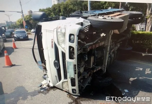 ▲大貨車煞車失靈，駕駛避釀大禍選擇自撞安全島翻覆。（圖／中壢警分局提供）