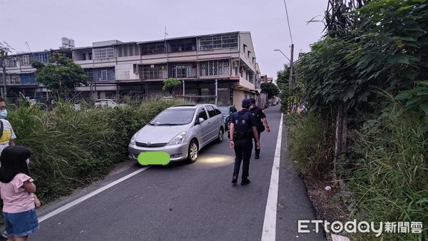 ▲▼彰化北斗傳出2台車輛遭空氣槍開槍，車上總共留下10個彈孔。（圖／民眾提供）