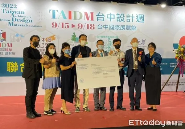 ▲▼「台中設計週」五合一聯展今登場，主辦單位委託逢甲要達成零碳排目標，江啟臣則期許設計力就是競爭力。（圖／記者鄧木卿攝，下同）