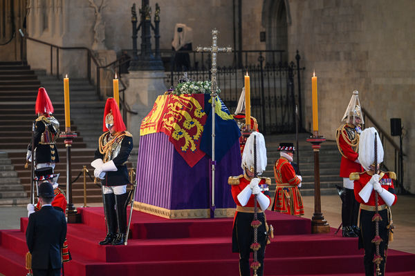 ▲▼ 英國女王伊莉莎白二世的靈柩在西敏廳民眾瞻仰。（圖／路透）