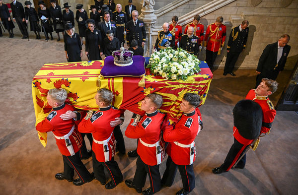 ▲▼ 英國女王伊莉莎白二世的靈柩在西敏廳民眾瞻仰。（圖／路透）