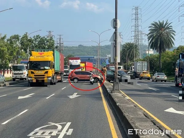 ▲▼高雄市小港區沿海二路唐榮鐵工廠前路口今（15）日下午14時許傳出3車追撞意外。（圖／記者許宥孺翻攝）