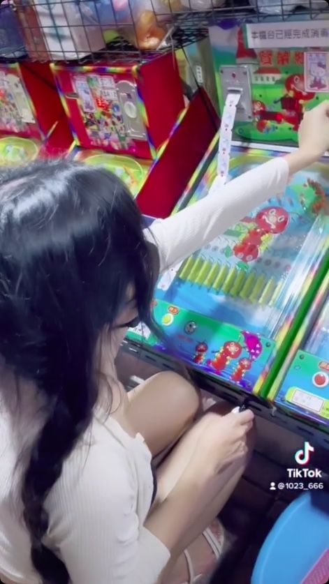 ▲▼寧夏夜市爆乳妹。（圖／翻攝IG／rolly1023）