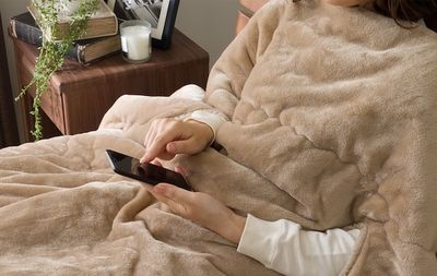 冬天必備！日本家居品牌推「開2洞毛毯」　保暖、滑手機兩不誤
