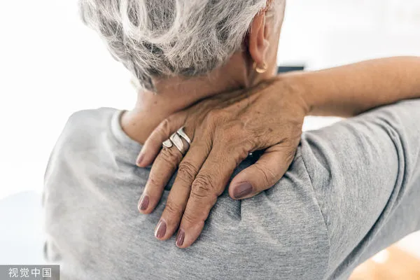 ▲▼老人,阿嬤,肩膀痛,肩頸痠痛。（圖／CFP）
