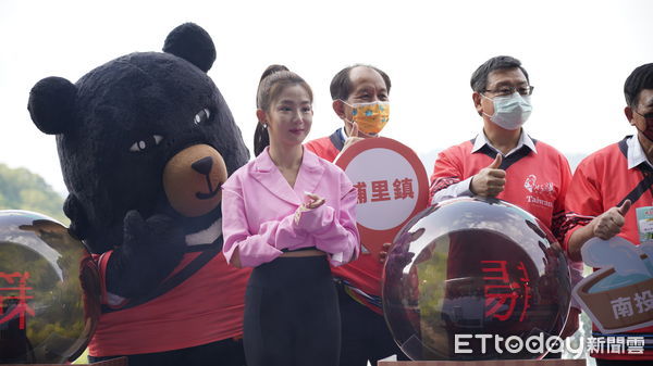▲「喔熊」（左起）、郭書瑤為「台灣好湯」活動代言。（圖／日月潭國家風景區管理處提供）