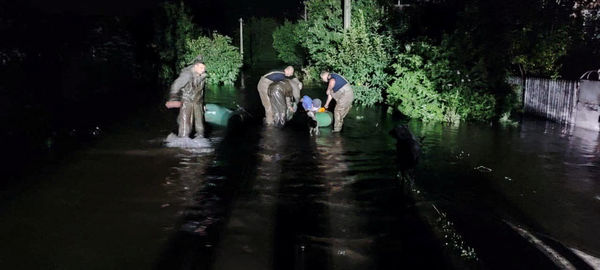 ▲▼俄軍發射8枚巡弋飛彈攻擊水庫製造洪水，造成烏克蘭中部城市克利福洛（Kryvyi Rih）居民撤離。（圖／路透）