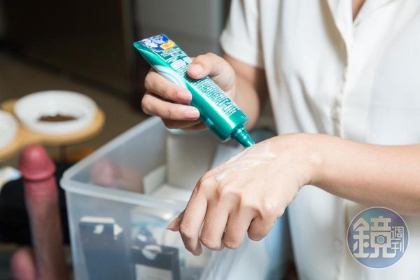 肉戲有時候還是會用到假精液幫忙。吳夢夢說，一般假精液有用洗髮精或蛋白調出，這一款護手霜，是她醫生男友發現最安全、逼真的精液取代品。