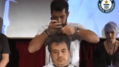 世界紀錄認證最快剪髮！　希臘型男理髮師「47.17秒剪完一顆頭」　