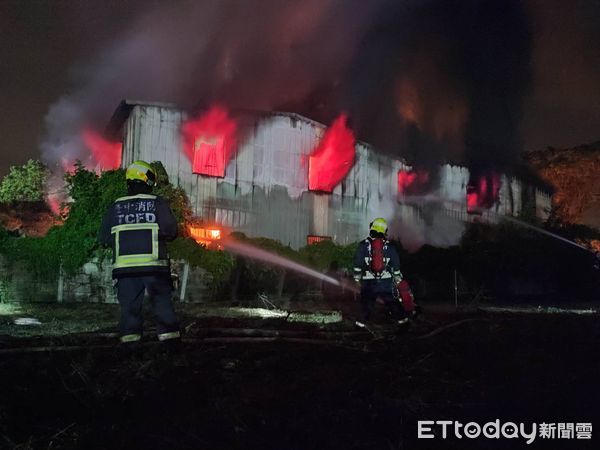 ▲衛浴大廠夜半竄大火，近200坪廠房陷火海60消防車馳援（圖／民眾提供）