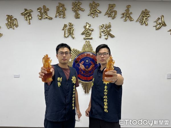 ▲台南市警永康分局利用集會場合頒發琉璃關公及黑關公獎項，琉璃關公屬於黑關公進階版，必先獲得黑關公獎後，努力不懈偵破重大犯罪，才能獲該獎。（圖／記者林悅翻攝，下同）