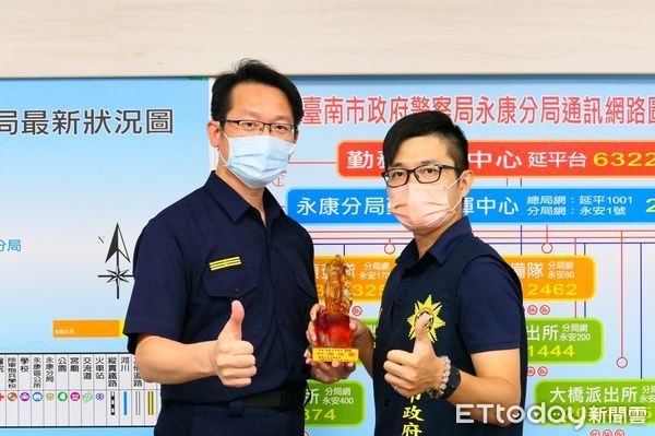 ▲台南市警永康分局利用集會場合頒發琉璃關公及黑關公獎項，琉璃關公屬於黑關公進階版，必先獲得黑關公獎後，努力不懈偵破重大犯罪，才能獲該獎。（圖／記者林悅翻攝，下同）