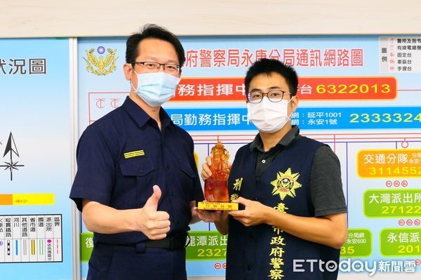 ▲台南市警永康分局利用集會場合頒發琉璃關公及黑關公獎項，琉璃關公屬於黑關公進階版，必先獲得黑關公獎後，努力不懈偵破重大犯罪，才能獲該獎。（圖／記者林悅翻攝，下同）