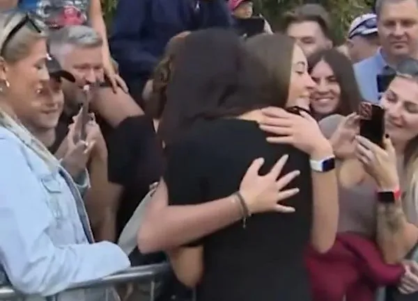▲▼梅根在致哀的人群中，獲得了一名14歲少女的擁抱，因為這名少女希望梅根能感覺被歡迎。（圖／翻攝自推特／@Nelkan_Insider）