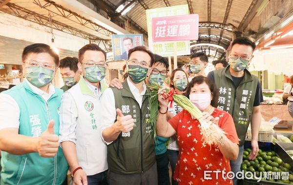 ▲民進黨桃園市長參選人鄭運鵬今（16）日上午到平鎮區山仔頂傳統市場掃街拜票，民進黨政策平台召集人林飛帆（右一）也到場陪同。（圖／記者沈繼昌翻攝）