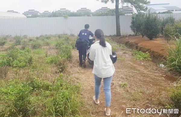 ▲龍潭警分局員警協助女騎士脫離茶園附近產業道路。（圖／記者沈繼昌翻攝）