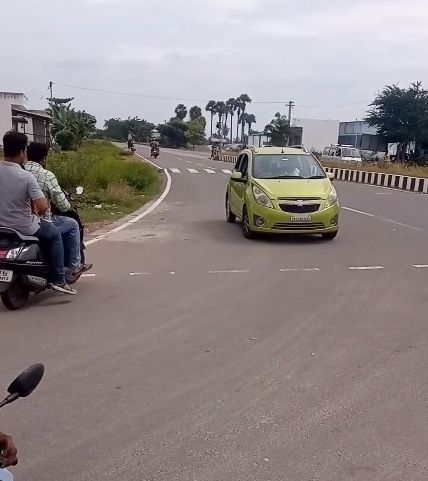 ▲▼印度男子在29分鐘內以倒退嚕行駛16公里。（圖／翻攝自Facebook社團）