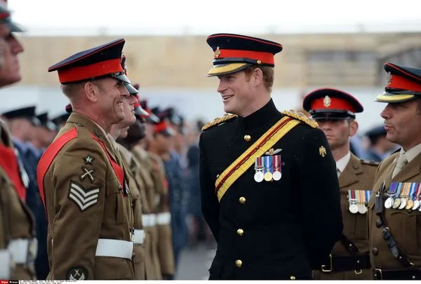 ▲英國哈利王子2014年出席第一次世界大戰爆發100周年紀念活動，身穿軍裝和軍人聊天。（圖／達志影像／美聯社）