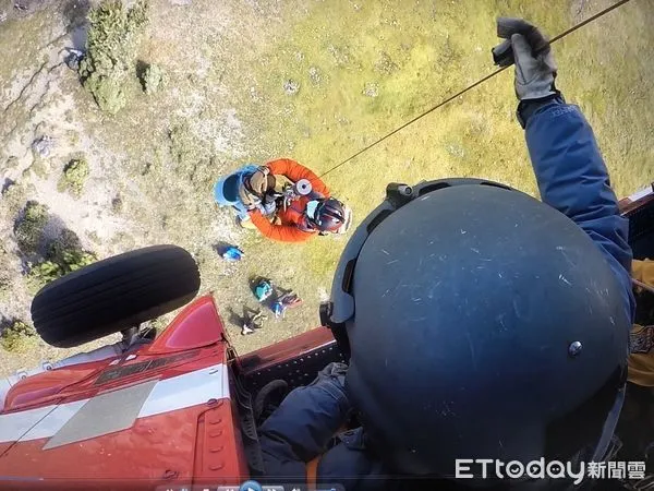 ▲黑鷹直升機出動吊掛救援。（圖／空勤總隊提供，下同）