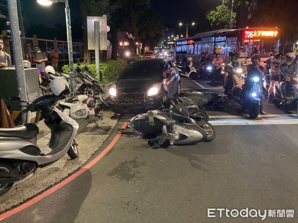 ▲▼      新北市轎車爆胎衝撞4輛機車，肇事駕駛竟是通緝犯       。（圖／記者陳雕文翻攝）