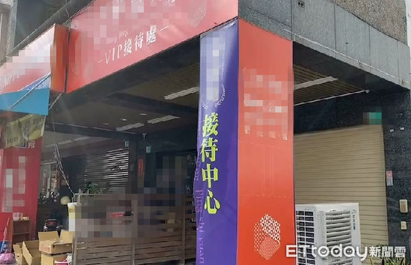 ▲台南一處預售屋建案被人檢舉未申報備查即銷售，台南地政局調查後依法開罰共157萬元，該建案銷售處大門深鎖。（圖／記者林悅翻攝）