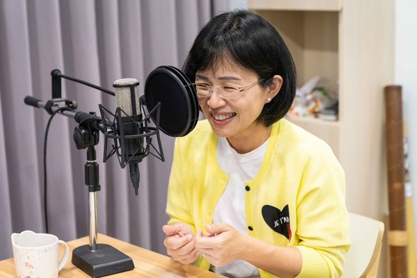 選舉抬轎不忘分身！蘇巧慧Podcast兩周年　《爸媽chill一下》放輕