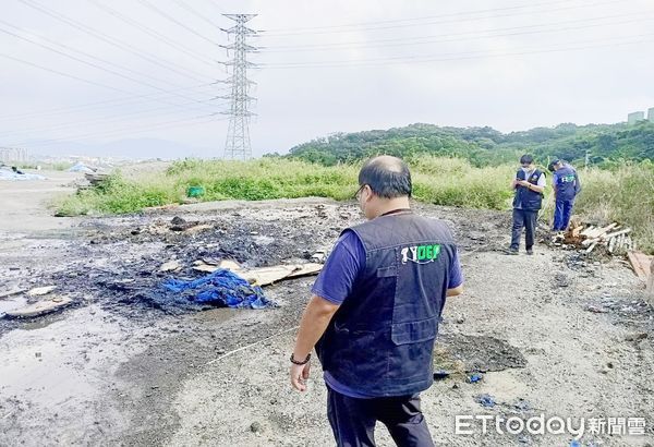 ▲桃園市環保局稽查人員今天中午在龍潭乳姑山查獲男子焚燒廢棄物，現場請消防人員協助滅火後在現場蒐證。（圖／記者沈繼昌翻攝）