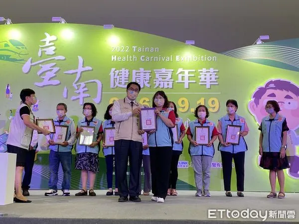 ▲台南市2022年度績優志工暨績優團隊表揚活動，由市長黃偉哲親自出席頒獎肯定各領域傑出志工。（圖／記者林悅翻攝，下同）