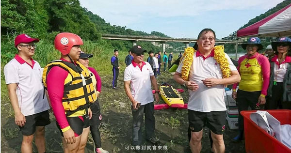 大稻埕百年家族第八代、隆遠集團董事長莊子華，除了是土地買賣高手，同時也為紅十字會高級教練，在紅十字會服務近20年頻出任務，同也培育不少救生員。（圖／翻攝自隆遠集團官網）