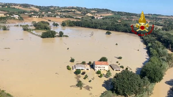 ▲▼義大利連日遭暴雨侵襲，引發猛烈洪水，目前已造成至少10死4失蹤。（圖／路透）