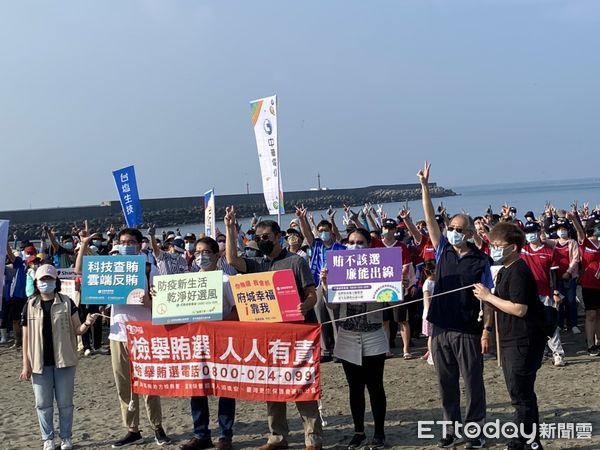 ▲台南市政府在安平區觀夕平台舉辦「2022年台南市秋季淨灘活動」，台南市長黃偉哲、台南地檢署襄閱主任檢察官許嘉龍等人與市府單位、民間社團、企業團體、環保志義工等近千人響應。（圖／記者林悅翻攝，下同）