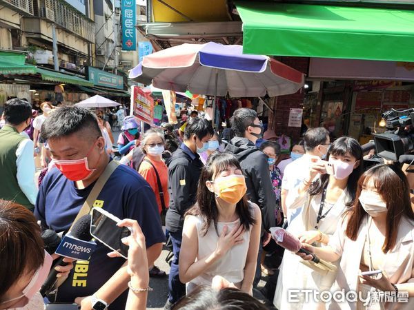 ▲▼民進黨立委高嘉瑜17日陪同台北市長參選人陳時中掃街拜票，突然彎腰作嘔。（圖／記者陳家祥攝）